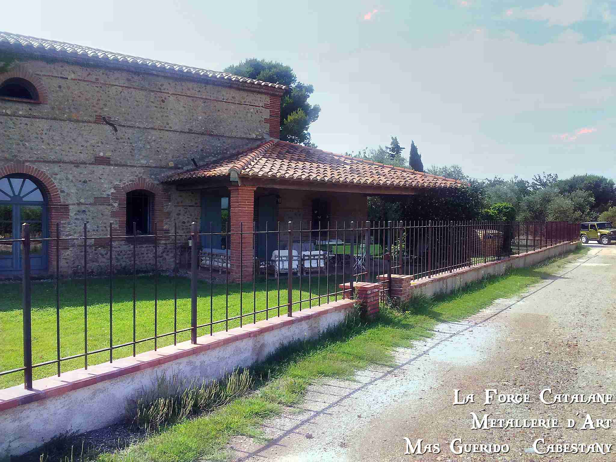 rehausse cloture barreaudage fer vertical rouille mas baux forge catalane 2.jpg